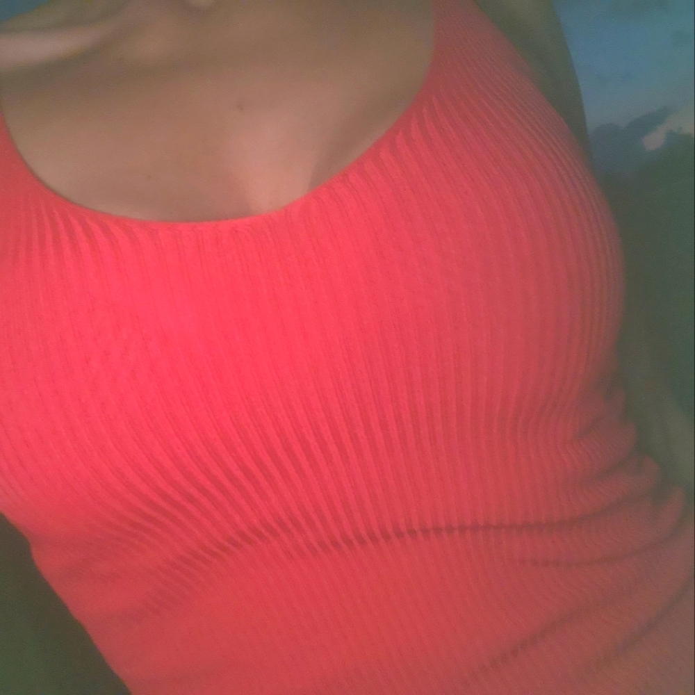Red ribbed tank